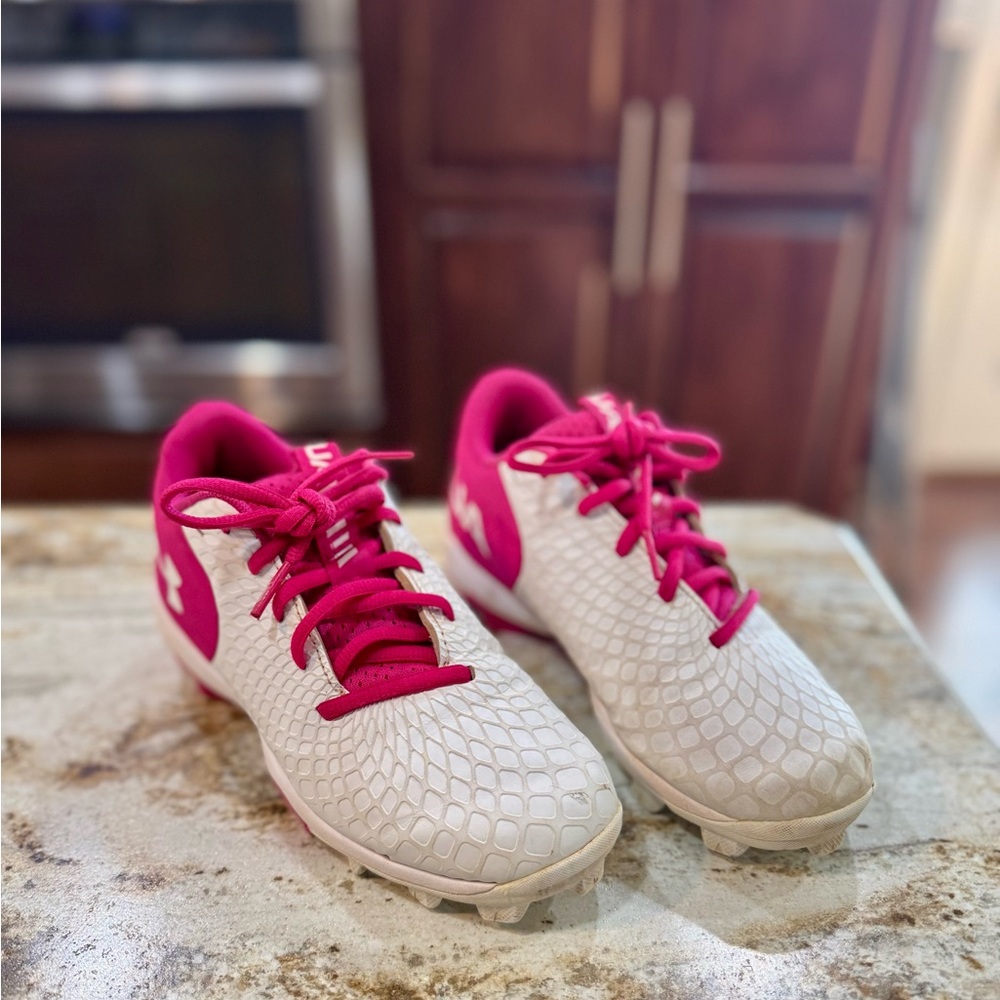 Under Armour girls size 1.5 Pink and White softball baseball cleats